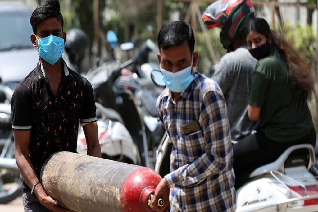 Shankar Chaudhury (chairman, Banas Dairy) tweeted that, “At Banas Medical College Covid Hospital, Palanpur, Gujarat, they installed an oxygen generating plant with a capacity of 480 cubic metres per day.” Shankar Chaudhury (chairman, Banas Dairy) tweeted that, “At Banas Medical College Covid Hospital, Palanpur, Gujarat, they installed an oxygen generating plant with a capacity of 480 cubic metres per day.”