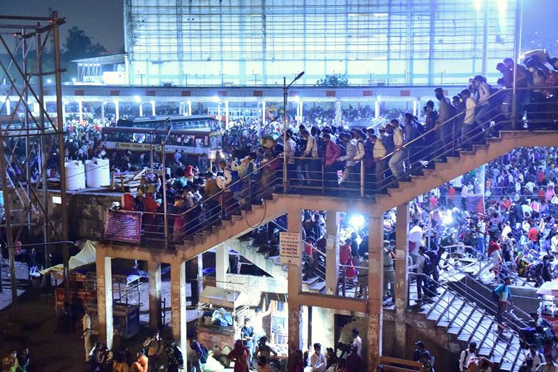 Delhi lockdown: Thousands of migrant workers head home despite CM ...