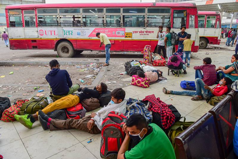 Delhi lockdown: Thousands of migrant workers head home despite CM ...
