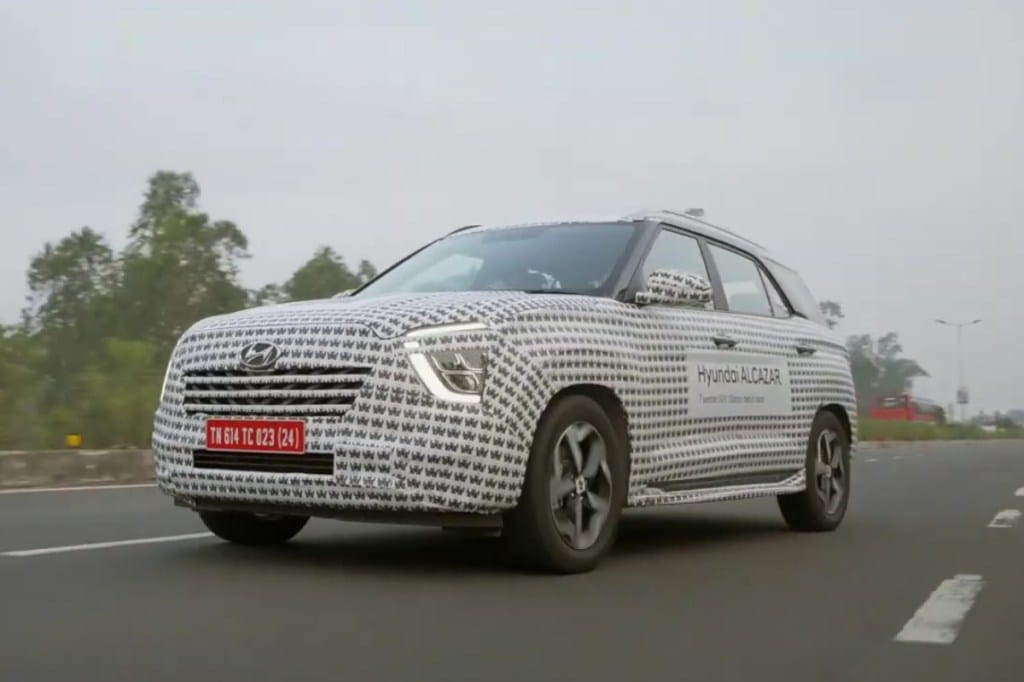 Hyundai ALCAZAR Camouflaged testing on road