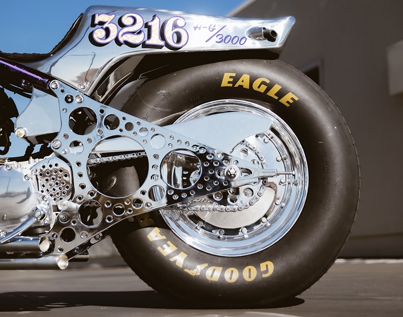 A three-piece chassis holds the trio of motors together: a tubular upper frame, and two large engine mounting plates that double up as a rigid ‘swingarm.’ Together with the extensive drillium on the rear plates, it’s part of the design language that defines Kiyo’s trilogy of land speeders. Aluminum spun wheels bookend the machine, with holes cut into the front to reduce the effect of crosswinds at speed. (Source: Bikeexif)