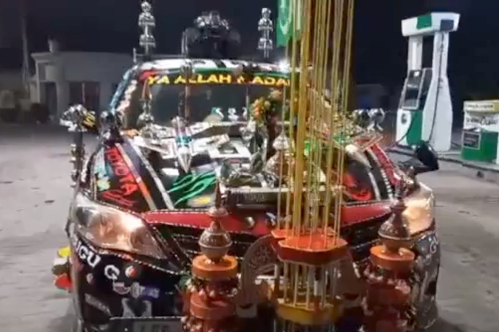 Video: Funny Pakistani car with fighter planes to attack India!