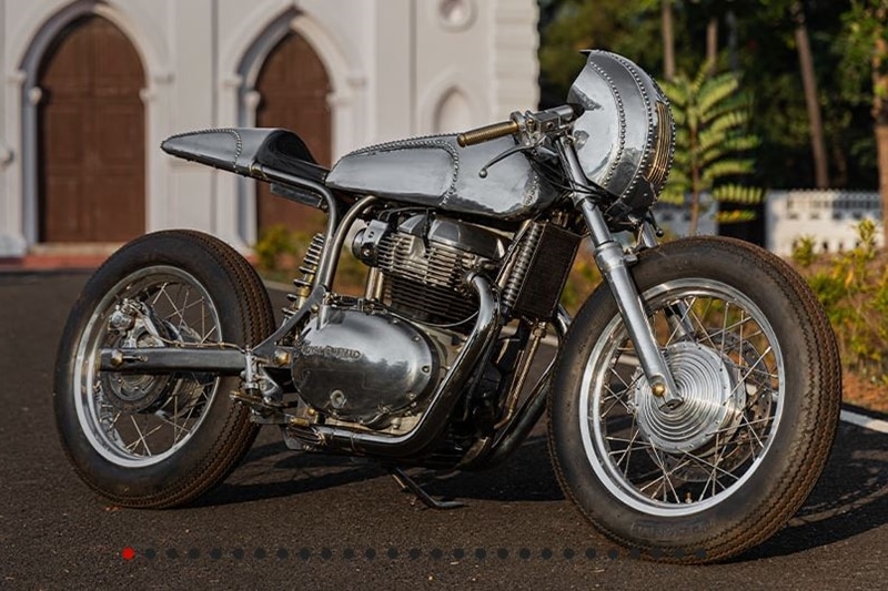 Even with a new generation of motorcycles in its lineup, Royal Enfield still offers packages that serves as empty canvases for custom-bike builders. We're featuring a cafe racer from 2020 here today for the simple fact that it's built very tastefully and the 'cafe' has been given an Indian twist to it. Meet Chai Shop Racer from Goa.
