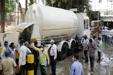 Delhi government, oxygen shortage in Delhi, coronavirus pandemic, covid surge delhi, importing oxygen tankers, importinng oxygen plants , covid assistance from froreign nations