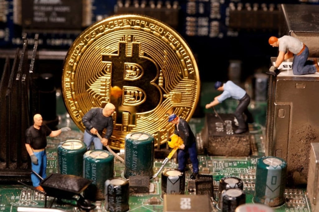 bitcoin price crasHes investor in dilemma what to do know here what expert say for bitcoin cryptocurrency investment bitcoin price crasHes investor in dilemma what to do know here what expert say for bitcoin cryptocurrency investment