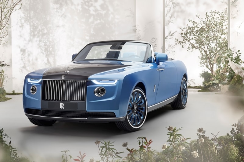 Having announced the re-introduction coach building just recently, Rolls-Royce took the wraps off from what is now the most expensive production car in the world. Commissioned by three of the company's clients, the first of the Boat Tail has been unveiled with the customer's personal preferences. So, what you're looking at is a near-six metre long grand tourer with a removable 'canopy' roof and a 'hosting suite' under the rear deck.