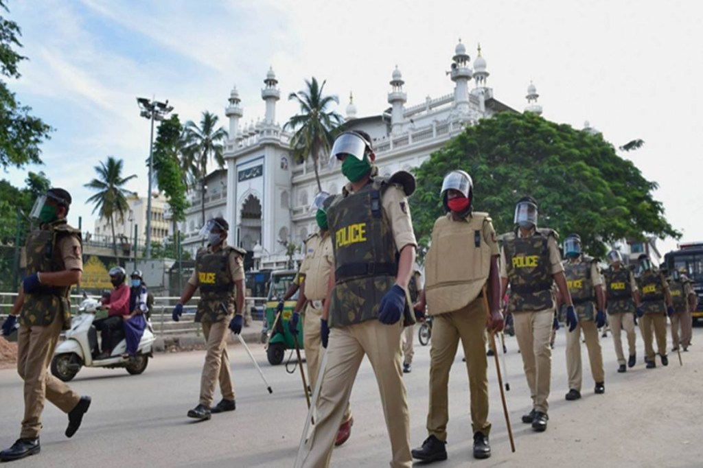 karnataka police, distress call, covid-19, covid resources, lend a hand, helping aid, covid second wave