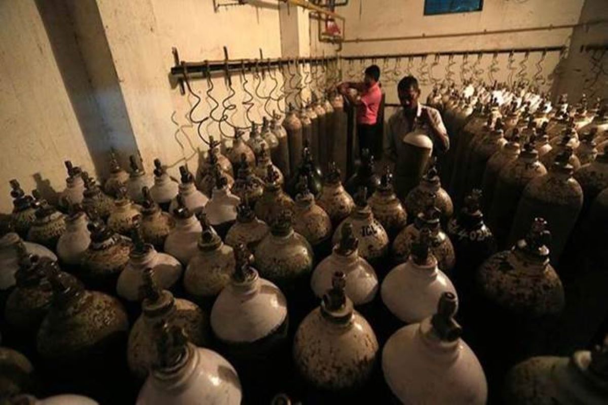 The Delhi government has been demanding 976 metric tonnes of oxygen from the Centre against the existing allotted 490 MT quota.