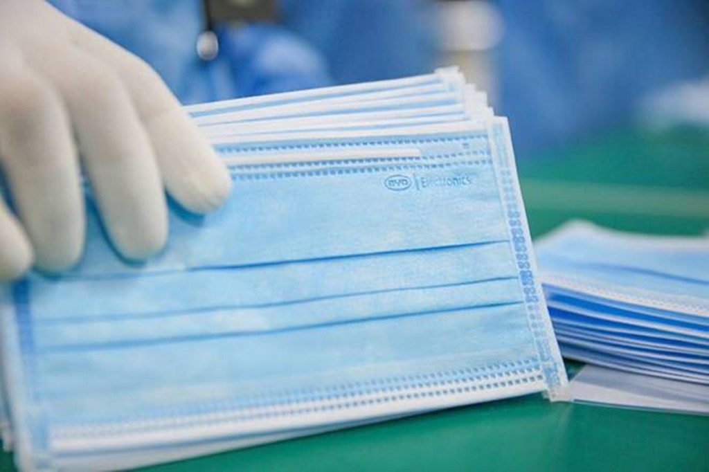 They calculated the airflow rates through the gaps to identify the relative infection risk for each mask on each face.
