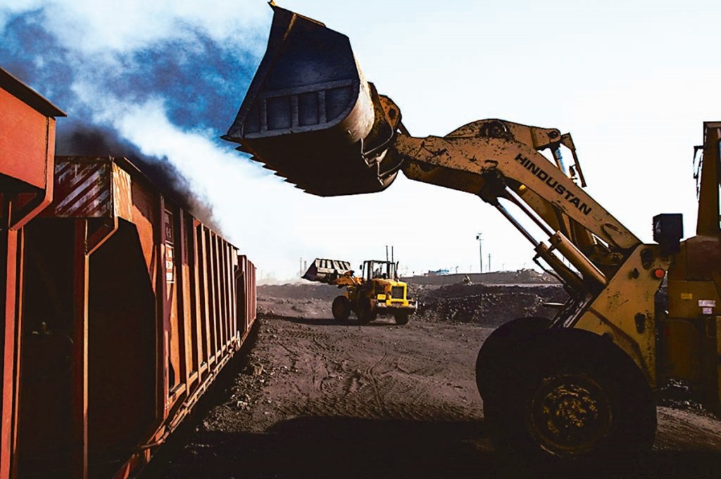 CIL’s FY21 revenue/Ebitda/PAT improved significantly in H2FY21, but was still lower by 6.3%/15.3%/23.9% y-o-y at Rs 900/186/127 bn, respectively, due to the severity of H1FY21 earnings.