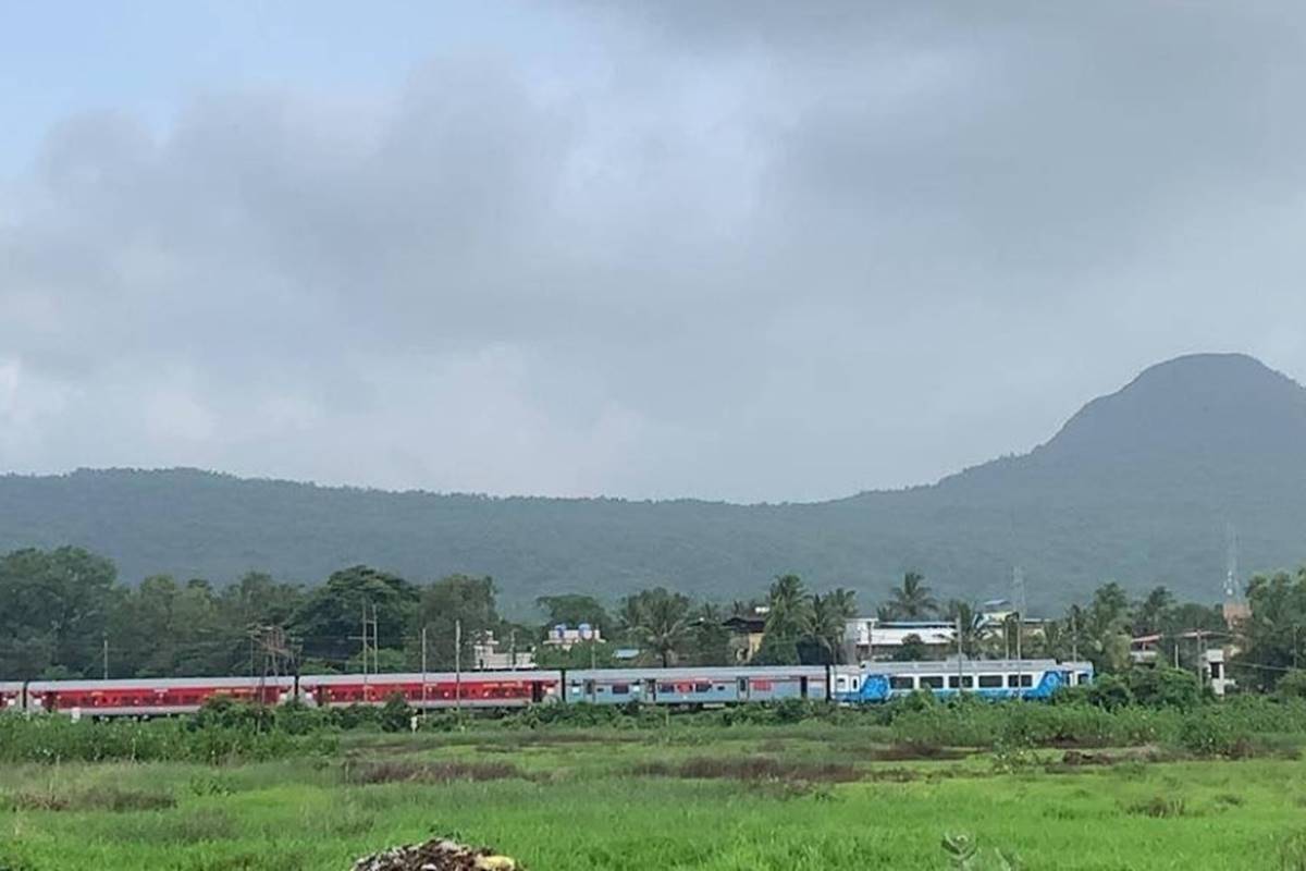 Mumbai Pune Deccan Express, vistadome coach Mumbai Pune Deccan Express, vistadome coach