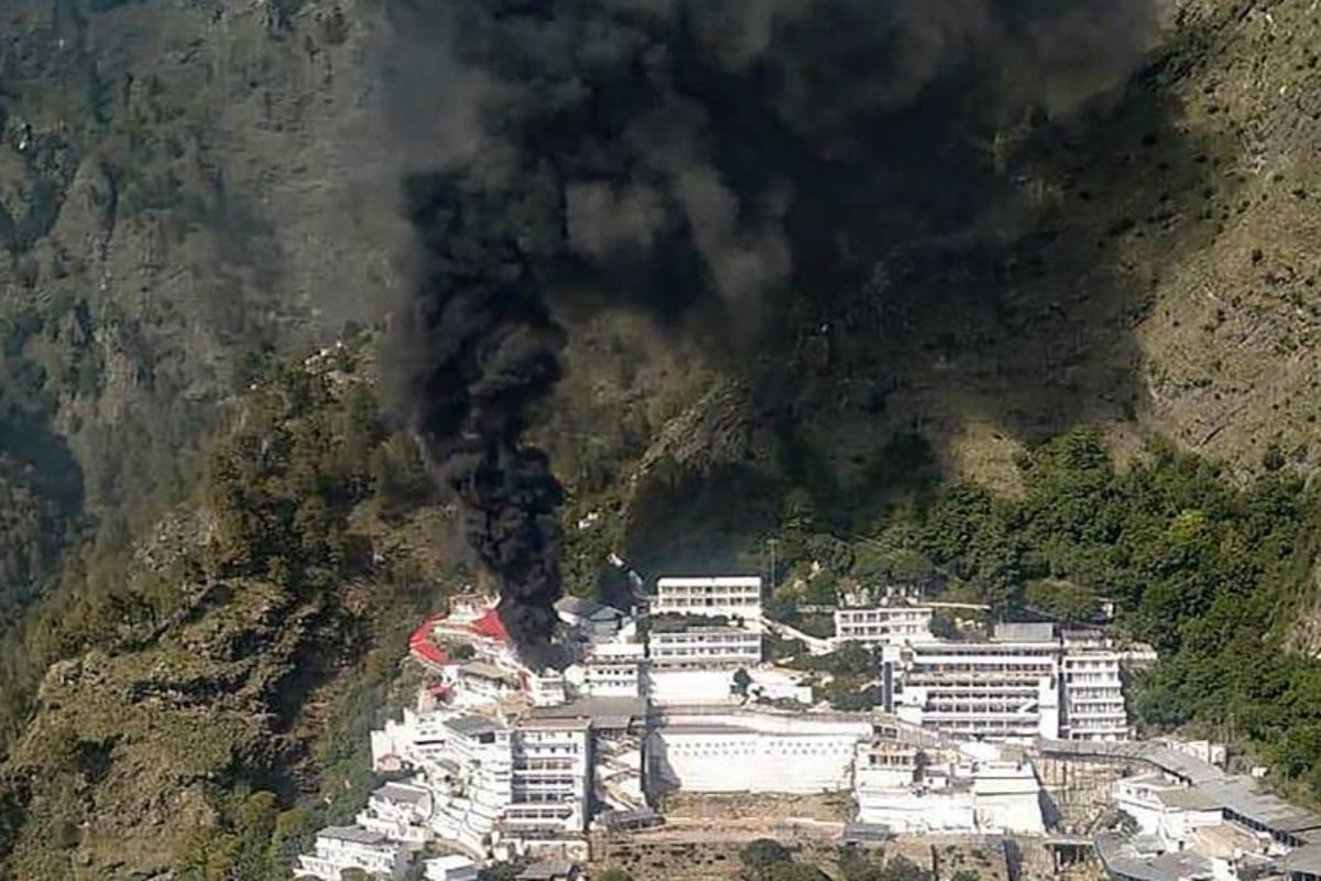 fire at vaishno devi, vaishno devi shrine fire, cash counter destroyed at vaishno devi, fire visualks at vaishno devi temple santum santorium