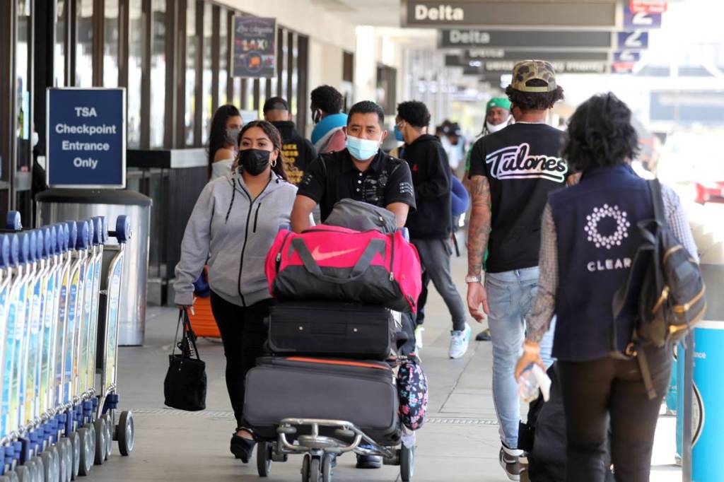 Travel rebound: 2 million people go through US airports Travel rebound: 2 million people go through US airports
