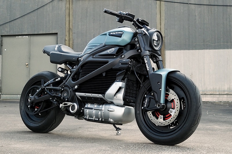 Harley-Davidson Livewire, it was quite a shocker when the Amercian manufacturer first rolled it out about a couple of years ago. While we'd been used to loud V-twins wedged onto large HOGs for an image for Harley in our minds, the company was silently scheming a silent revolution. We're not sure if the Livewire is moving towards achieving it goal of attracting younger audience because it doea carry a hefty price tag but we've heard from our colleagues that it is hell-a fun to ride. (Source: Bikeexif)