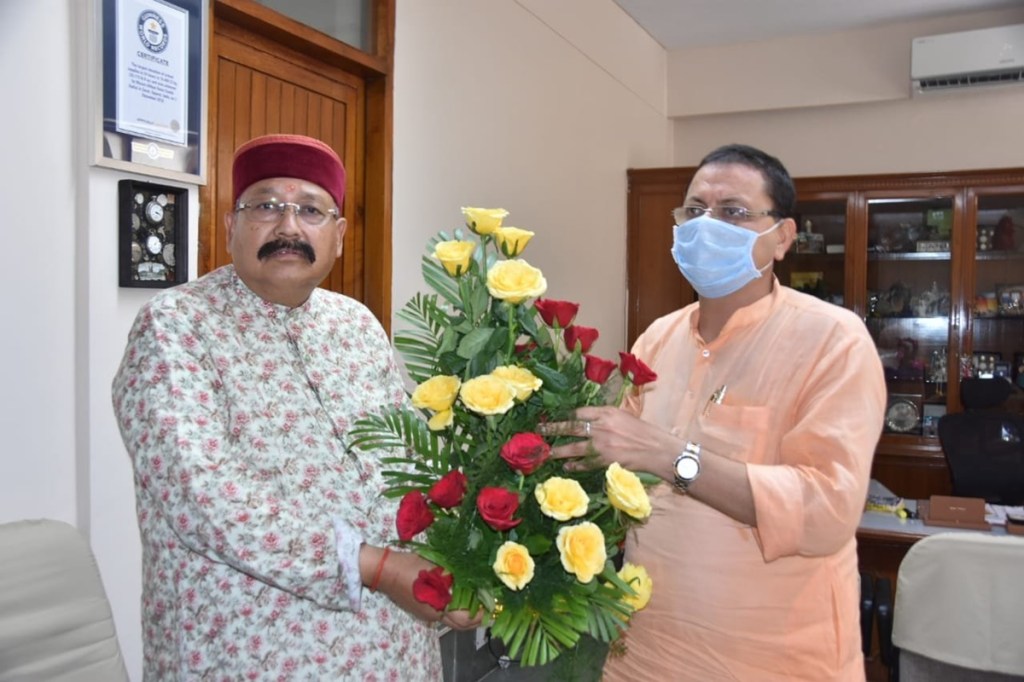 Chief Minister-designate Dhami met Satpal Maharaj at his residence in Dalanwala and offered him a bouquet of flowers.
Chief Minister-designate Dhami met Satpal Maharaj at his residence in Dalanwala and offered him a bouquet of flowers.