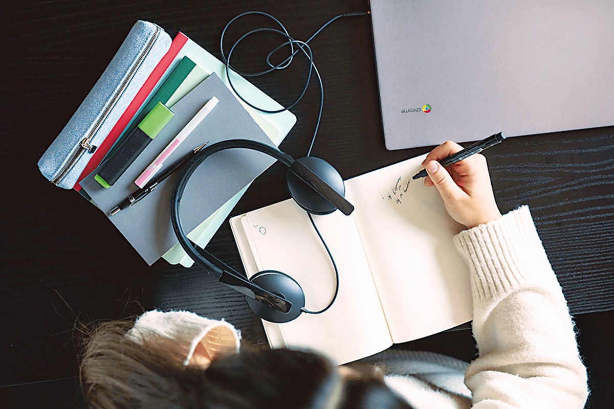 The noise-canceling feature ensures uninterrupted, crystal clear meeting experiences from any desired workplace. The noise-canceling feature ensures uninterrupted, crystal clear meeting experiences from any desired workplace.