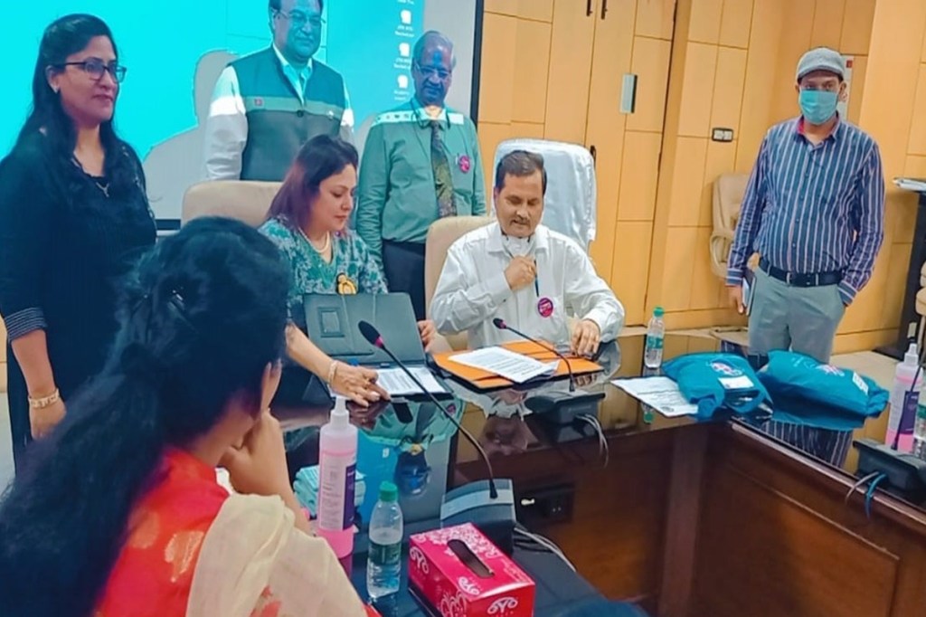 The program began with the felicitation and presentation of memento to the Chief Guest Vice Chancellor Prof Ramesh K Goyal, Guests of Honour, DG Rtn. Anup Mittal and Registrar Dr. OP Shukla and all special guests including Rotarians and Professors of DPSRU.