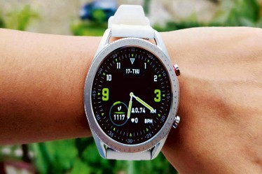It comes with a metal body and premium looks, which is often not found in wearables. But does all that translate to a good buy? Read on to find out.