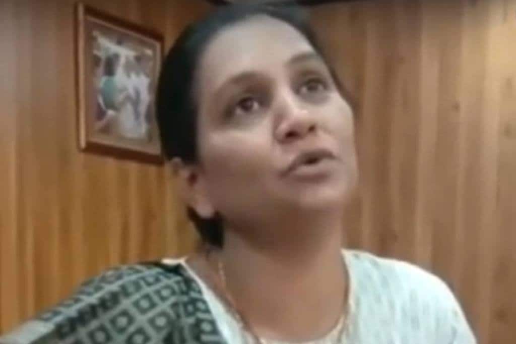 Asha Kandara woman sweeper