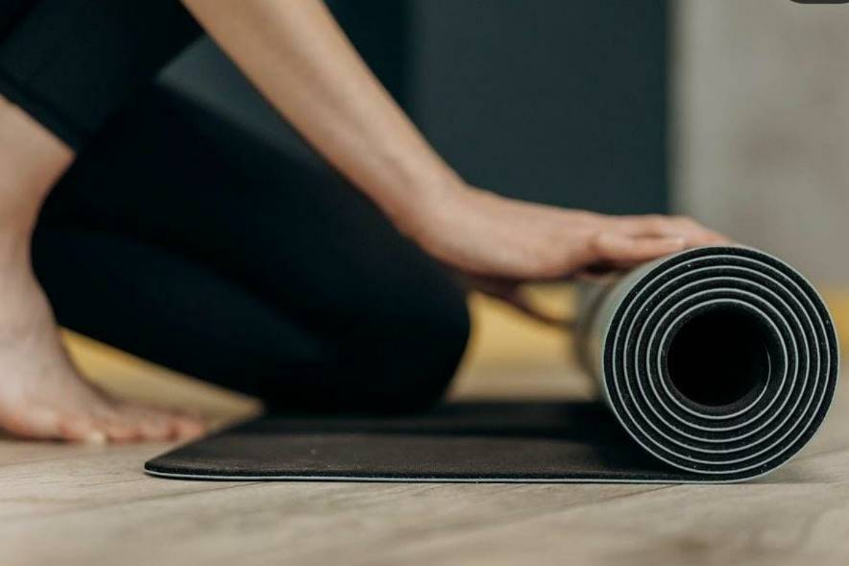 yoga mat, necessity of yoga mat, how yoga mats are used, yoga mat thickness, ypga mat materia