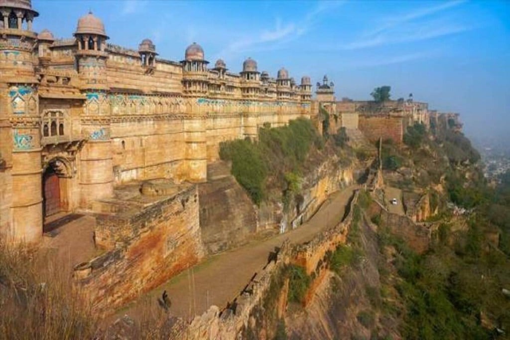 A part of state's Niwari district, the Orchha town is situated on banks of the Betwa river and has bountiful scenic places and historical monuments.