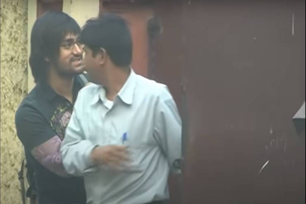 In a sequel to this video, Khan and his wife Kiran Rao can be seen having dinner with Dada and his family narrating the day's prank evoking a huge laughter at the dining table. (Credit: YouTube/puccaiidiot)