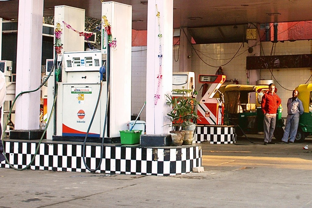 Hefty hike in domestic prices and fall in international prices from peak has meant auto fuel net marketing margin is on track to be in line with our FY22 estimate of Rs 2.5/l. IOC’s GRM is weak in FY22-TD and recovery in diesel cracks is key to GRM rising to our FY22 estimate of $3/bbl. Hefty hike in domestic prices and fall in international prices from peak has meant auto fuel net marketing margin is on track to be in line with our FY22 estimate of Rs 2.5/l. IOC’s GRM is weak in FY22-TD and recovery in diesel cracks is key to GRM rising to our FY22 estimate of $3/bbl.