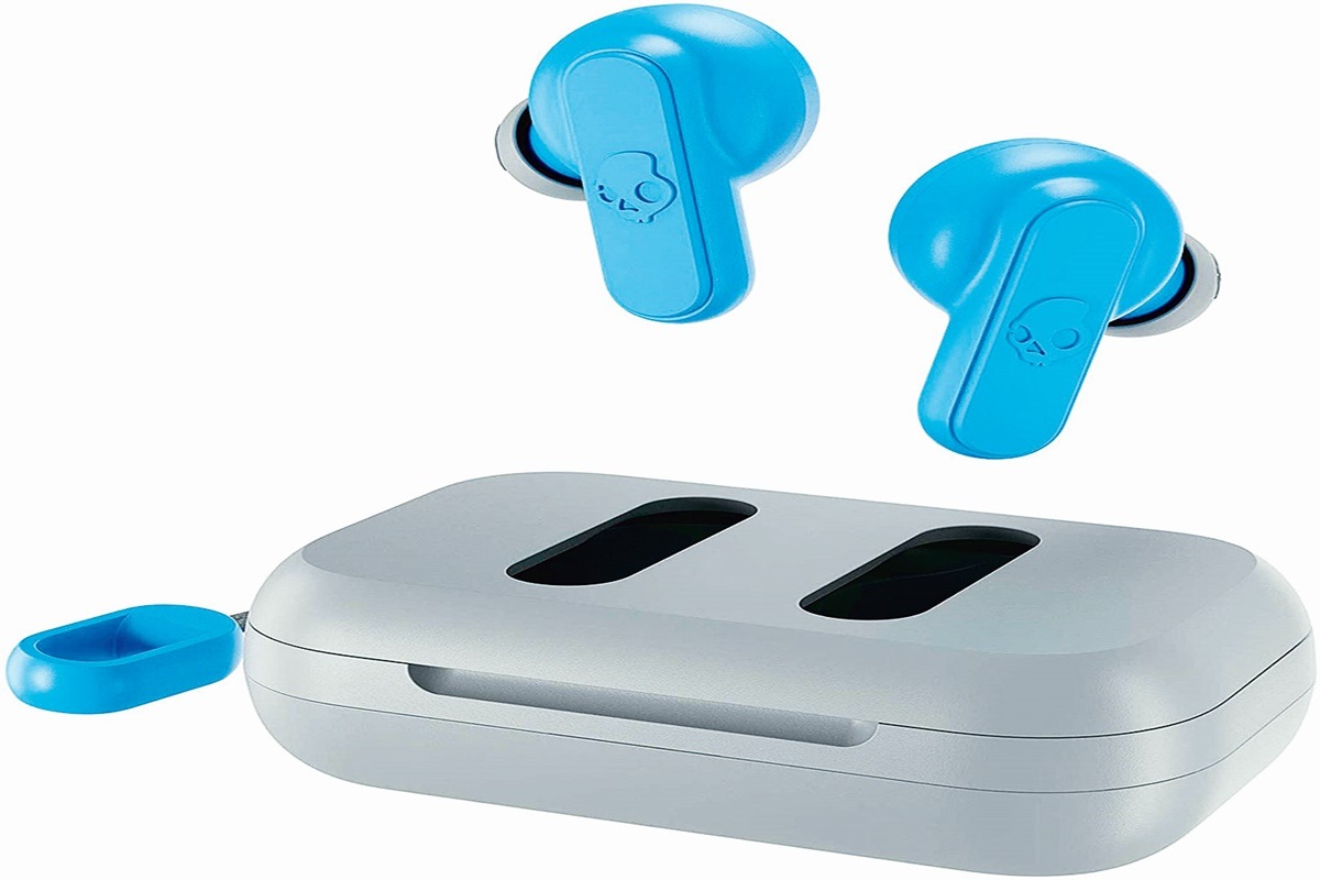 The reason they are currently the rage these days is whether you’re at work, working out, cooking or listening to music, true wireless headphones help eliminate the hassle of a dangling cord that can sometimes be a major source of irritation.