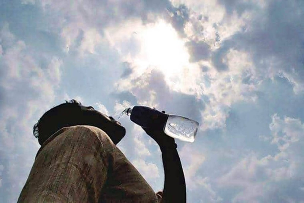 The weather department has predicted partly cloudy skies with a possibility of very light rain on Sunday. The minimum and maximum temperatures are likely to hover around 27 degrees Celsius and 34 degrees Celsius respectively.