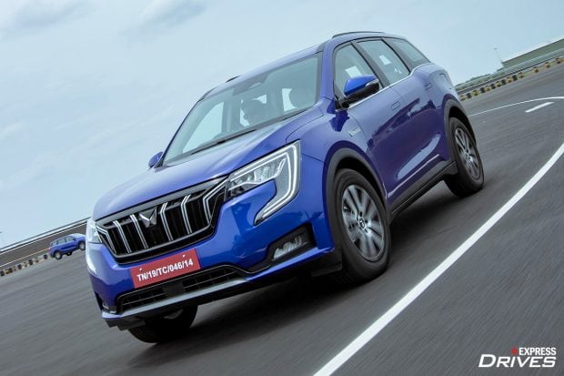 Mahindra XUV700 Driving front right