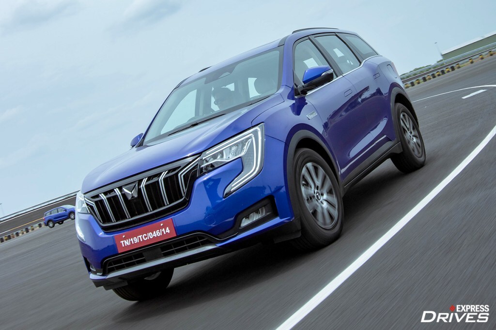 Mahindra XUV700 Driving front right