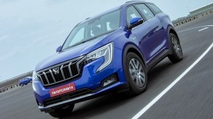 Mahindra XUV700 Driving front right