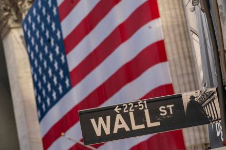 U.S. Stocks: Wall Street supported by tech, but heads for weekly losses