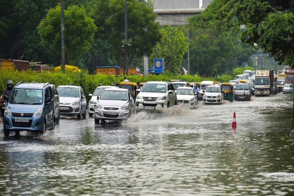 The IMD has also forecasted that the conditions favourable for heavy rainfall will continue throughout Saturday.