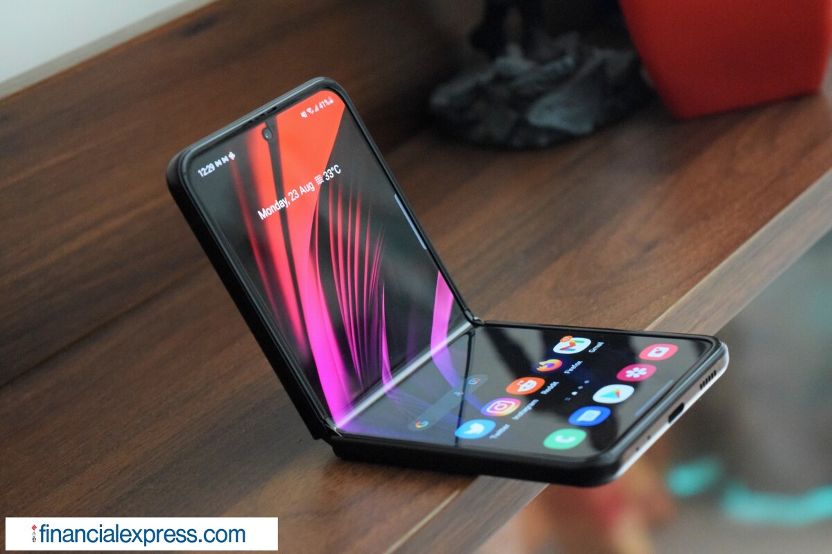 Samsung Galaxy Z Flip 3 5G, Samsung Galaxy Z Flip 3 5G unboxing, Samsung Galaxy Z Flip 3 5G first look, Samsung Galaxy Z Flip 3 5G first impressions, Samsung Galaxy Z Flip 3 5G quick review, Samsung Galaxy Z Flip 3 5G review, Samsung