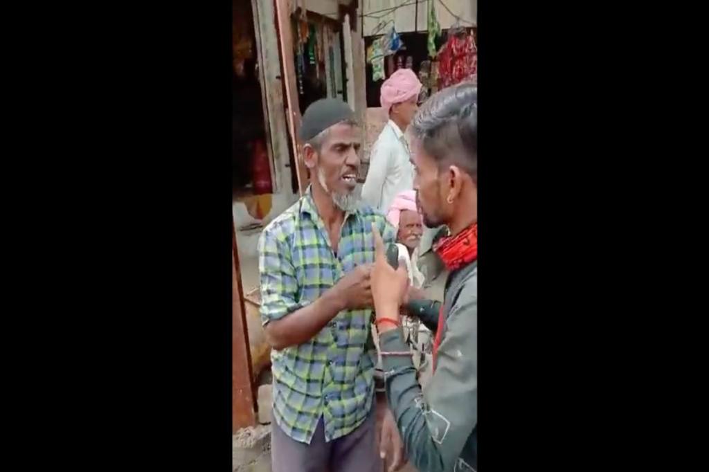 Initially, the Muslim man was reluctant in chanting the slogan when the accused asked him what the problem was in doing so. (Screenshot/Twitter)