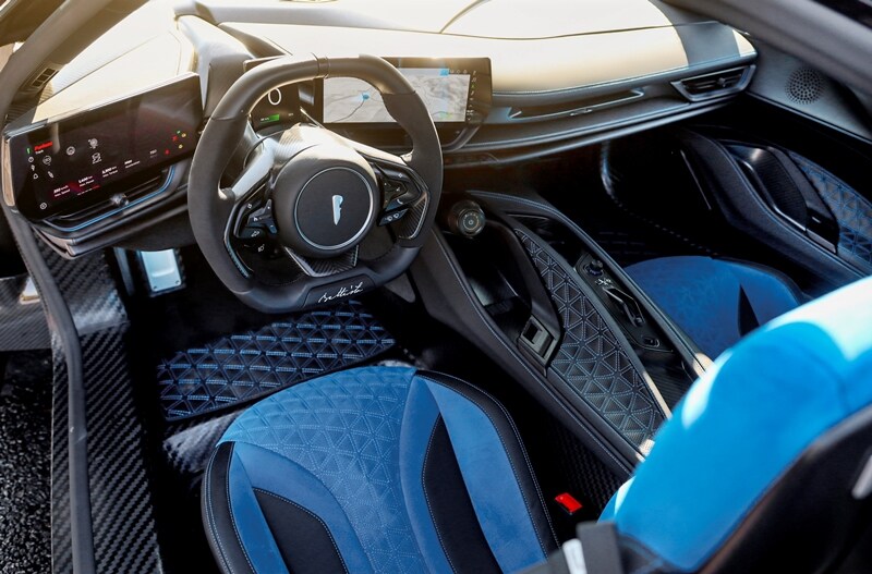 The exposed bodywork and polished Impulso forged aluminium alloy wheels are complemented by a tailored interior featuring optional Pilota seats finished in sustainable black leather and quilted Iconica Blu Alcantara upholstery, with Iconica Blu contrast stitching, complemented by the Interior Jewellery Pack finished in brushed aluminium anodised in black.