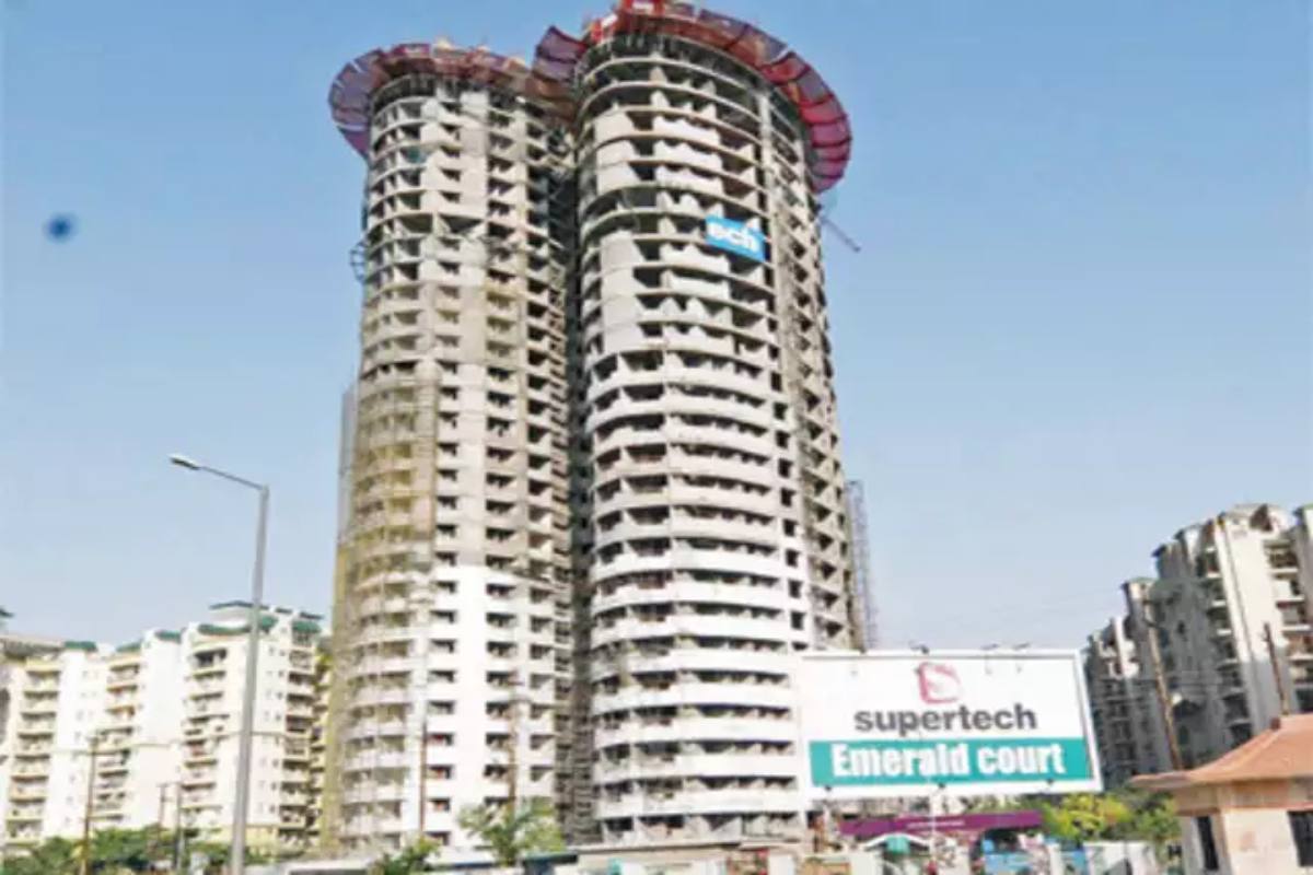 The two 40-floor towers to be demolished has a total of 915 apartments and 21 shops, of which 633 flats were booked by homebuyers. The Emerald Court House has 15 other towers, fully built with residents living here. The two 40-floor towers to be demolished has a total of 915 apartments and 21 shops, of which 633 flats were booked by homebuyers. The Emerald Court House has 15 other towers, fully built with residents living here.