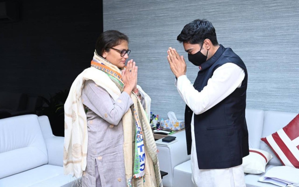 On Monday, Sushmita Dev joined the Trinamool Congress in presence of Abhishek Banerjee and Derek O' Brien. On Monday, Sushmita Dev joined the Trinamool Congress in presence of Abhishek Banerjee and Derek O' Brien.