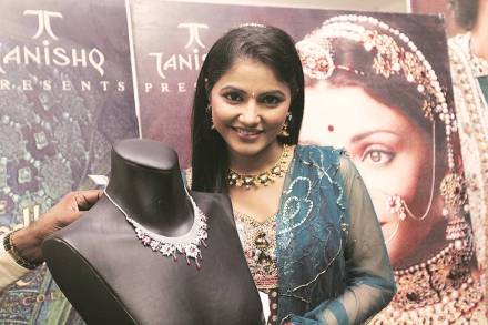 Akshara (Hina Khan) of Star TV serial "Yeh Rishta Kya Kehlata Hai" during distributing of gifts to winners of Queen of Diamond contest at Tanishq jewellery showroom in NAC Manimajra on Saturday
