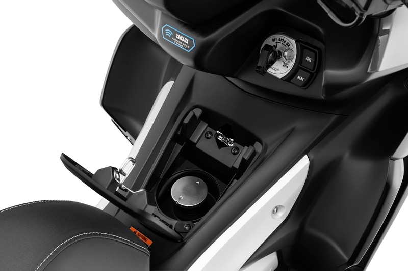 In order to offer better convenience to the riders, the fuel refill option on the Yamaha Aerox 155 gets an an external lid. This not only enhances the safety factor but also makes the fuel refilling process hassle-free and easy. Compared to some conventional scooters in which the front fuel lid is located on the left side, the one on this one is at the center just south of the handlebar. The scooter gets a 5.5-litre fuel tank.