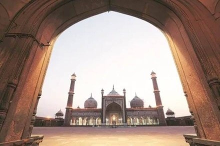 It was a time when we would go to mushairas and concerts every other day, a time when we went to the dargah of Nizamuddin Aulia on Thursday evenings to listen to qawwalis and a time when we would wake early some mornings to breakfast on 'nihaari' in Karim's restaurant that sits in the shadow of the Jama Masjid. It was a time when we would go to mushairas and concerts every other day, a time when we went to the dargah of Nizamuddin Aulia on Thursday evenings to listen to qawwalis and a time when we would wake early some mornings to breakfast on 'nihaari' in Karim's restaurant that sits in the shadow of the Jama Masjid.