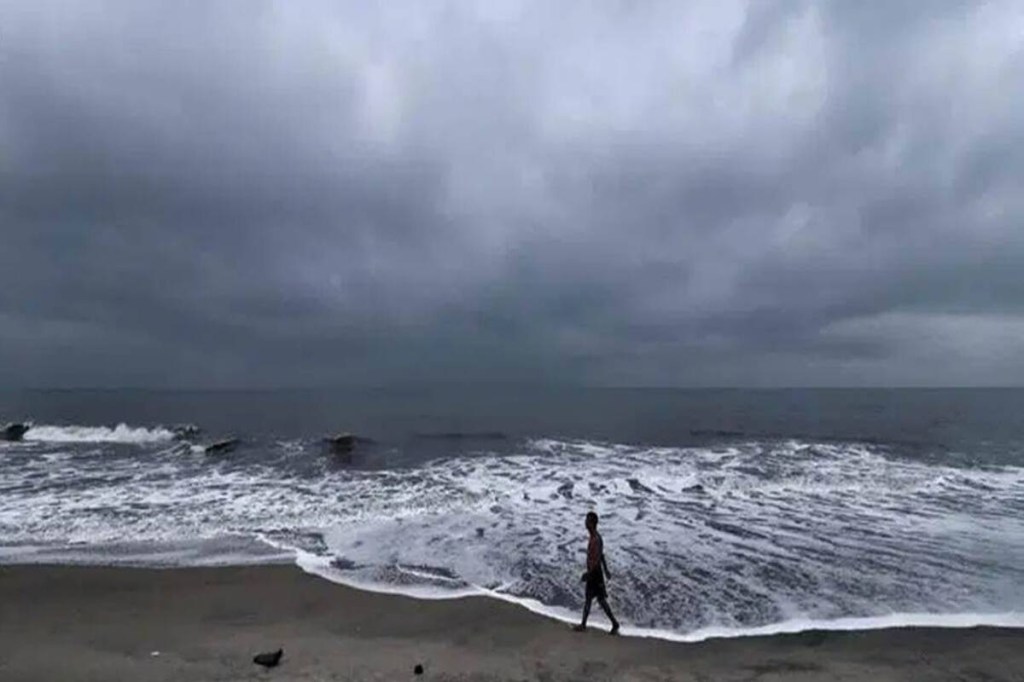 The low pressure area, which formed in the morning on Saturday, is likely to move northwestwards and turn into a depression over the northwest Bay of Bengal off the north Odisha -West Bengal coasts during the next 48 hours, the weatherman said.
The low pressure area, which formed in the morning on Saturday, is likely to move northwestwards and turn into a depression over the northwest Bay of Bengal off the north Odisha -West Bengal coasts during the next 48 hours, the weatherman said.