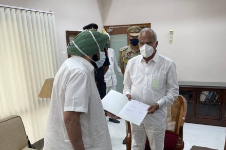 Capt Amarinder Singh submitted his resignation to Governor Banwari Lal Purohit. Capt Amarinder Singh submitted his resignation to Governor Banwari Lal Purohit.