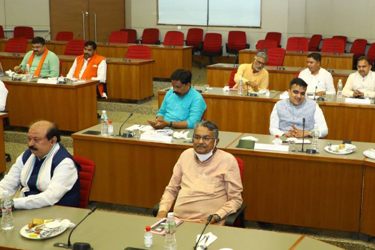 The education minister in the cabinet, Jitu Vaghani, is a law graduate.