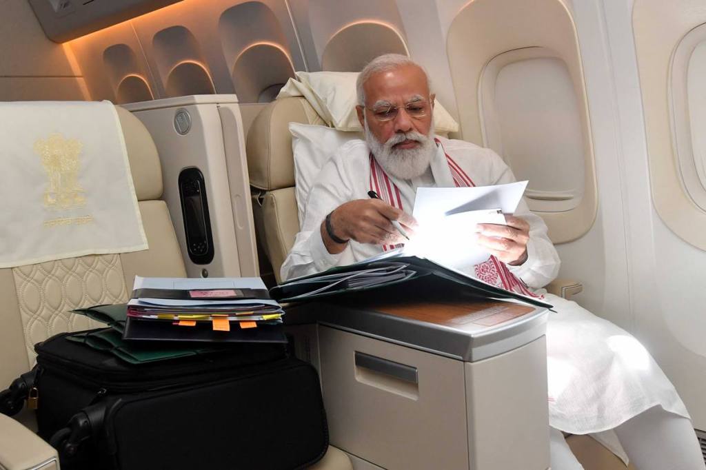 As the photo went viral, Congress also took to Twitter to share some pictures of former PM Manmohan Singh to take a jibe at PM Modi.