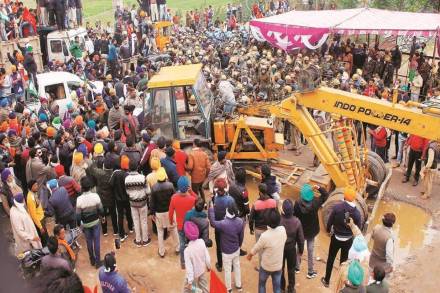 The Supreme Court allowed the Centre to file a formal application to make farmer unions party to the plea seeking opening of road blockade at Delhi-Uttar Pradesh border at UP Gate. 