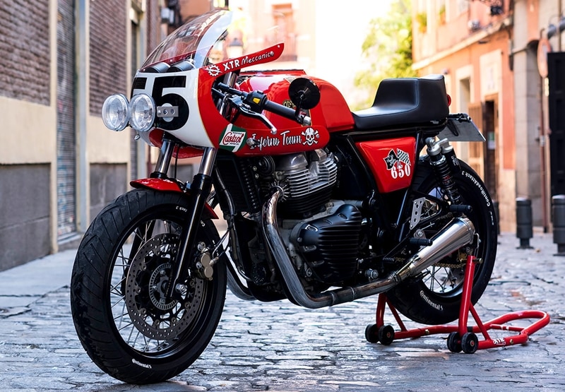 A number of motorcycle customisers have had a crack at the Royal Enfield Continental GT 650 and it certainly serves as a brilliant canvas for bringing imagination to life. A lot of these were turned into race bikes but the one we came across today is a little bit madder than what we've seen so far. Thanks to Bikeexif, behold mad scientist Pepo Rosell's handiwork. The 2019 Continental GT 650 boasts a number of signature XTR Pepo touches – notice the endurance racing vibe and protruding headlights. (Bikeexif)