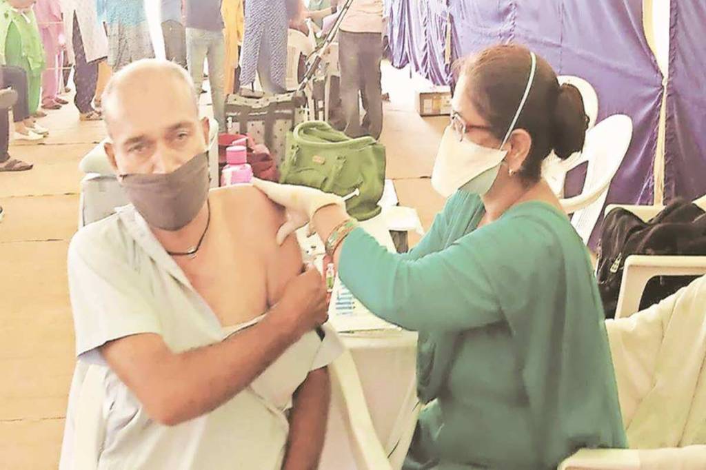 Karmo Devi vaccinating a beneficiary. (Credit: The Indian Express)