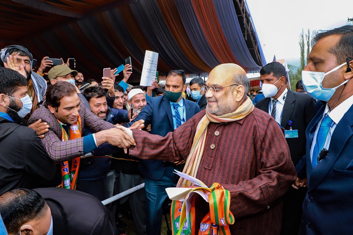 Union Home Minister Amit Shah greeted by supporters in Srinagar (PTI Image)